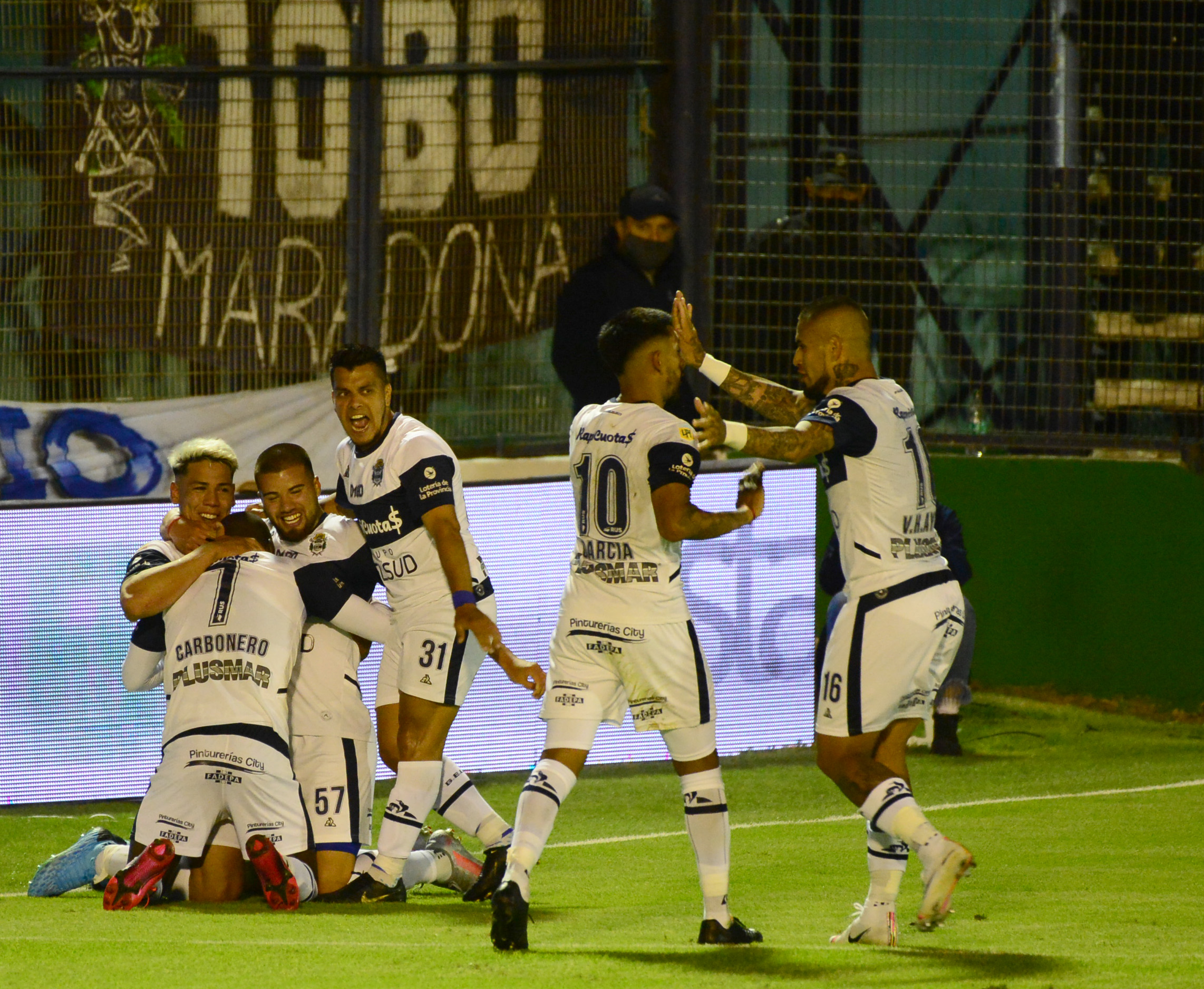 Carbonero (7) y Coronel marcaron los goles de Gimnasia ante Patronato. 