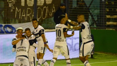 Carbonero (7) y Coronel marcaron los goles de Gimnasia ante Patronato. 
