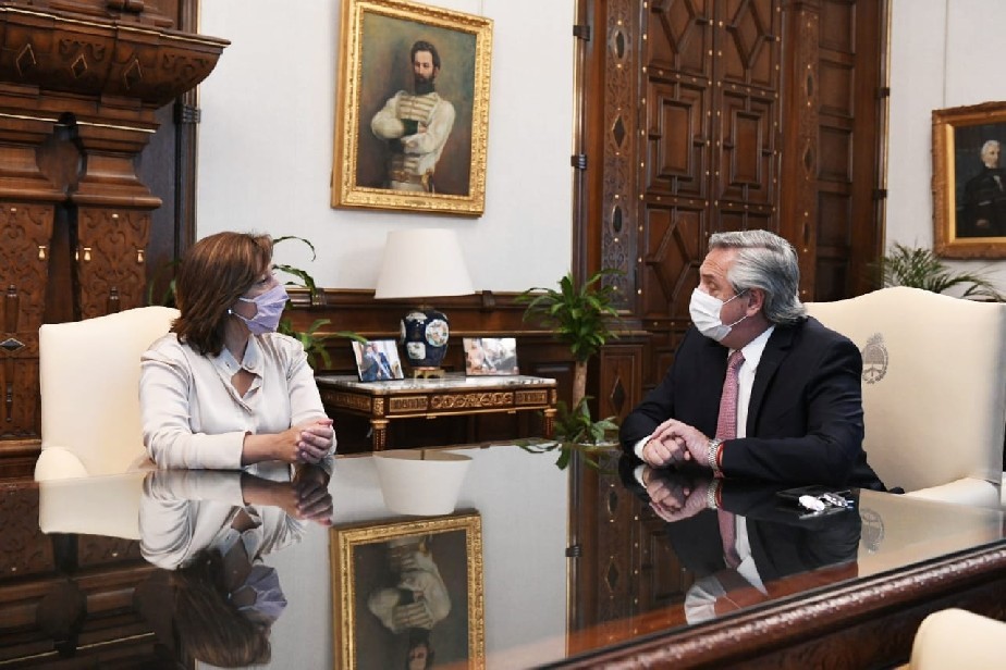 La gobernadora Arabela Carreras dijo que fue convocada a la reunión de La Rioja pero optó por no asistir. Archivo