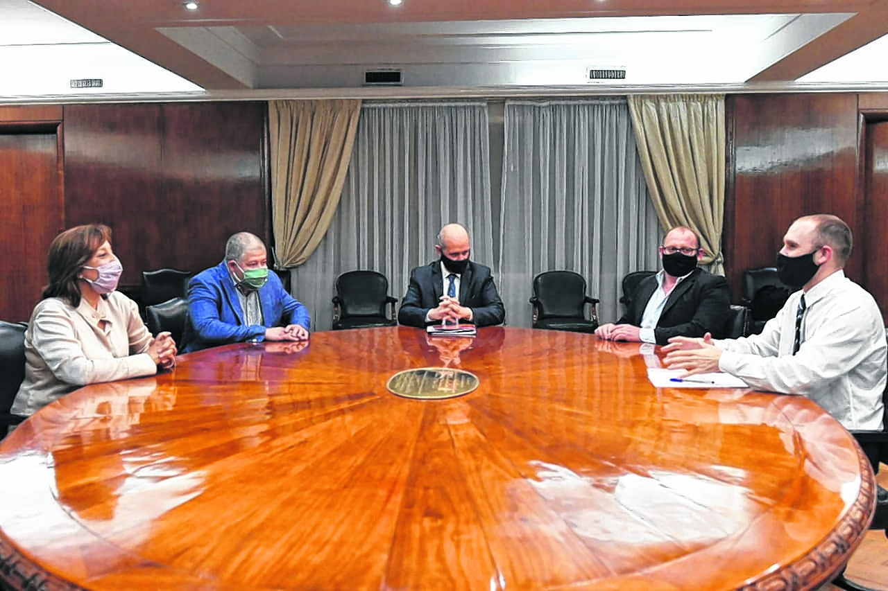 La gobernadora -con el ministro Vaisberg- reunida con Guzmán y sus secretarios de Economía. Foto: gentileza.