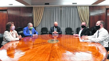 La gobernadora -con el ministro Vaisberg- reunida con Guzmán y sus secretarios de Economía. Foto: gentileza.