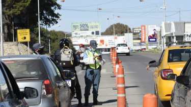 El carril en la zona de los puentes será un paso exclusivo para personal de salud y fuerzas de seguridad.  Foto: Yamil Regules