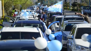 Una caravana de más de 300 autos protesta en Roca