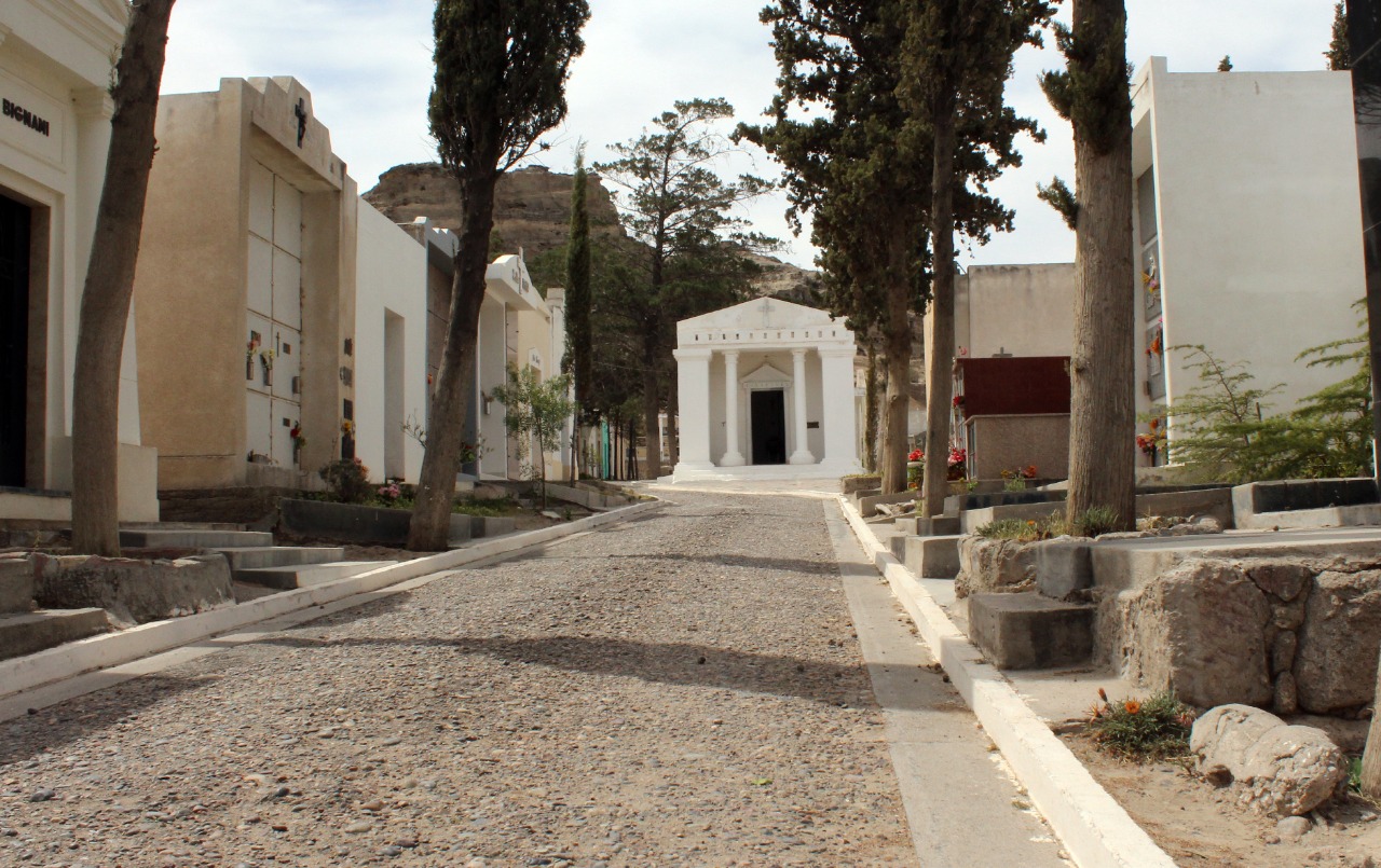 El municipio autorizó la apertura del cementerio el domingo. 
