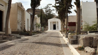 El municipio autorizó la apertura del cementerio el domingo. 