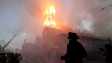 Iglesias quemadas y saqueos durante la marcha en Chile por el aniversario de las protestas