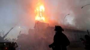 Iglesias quemadas y saqueos durante la marcha en Chile por el aniversario de las protestas