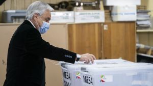 Chile: Piñera votó en el plebiscito y llamó a «que vengan todos»