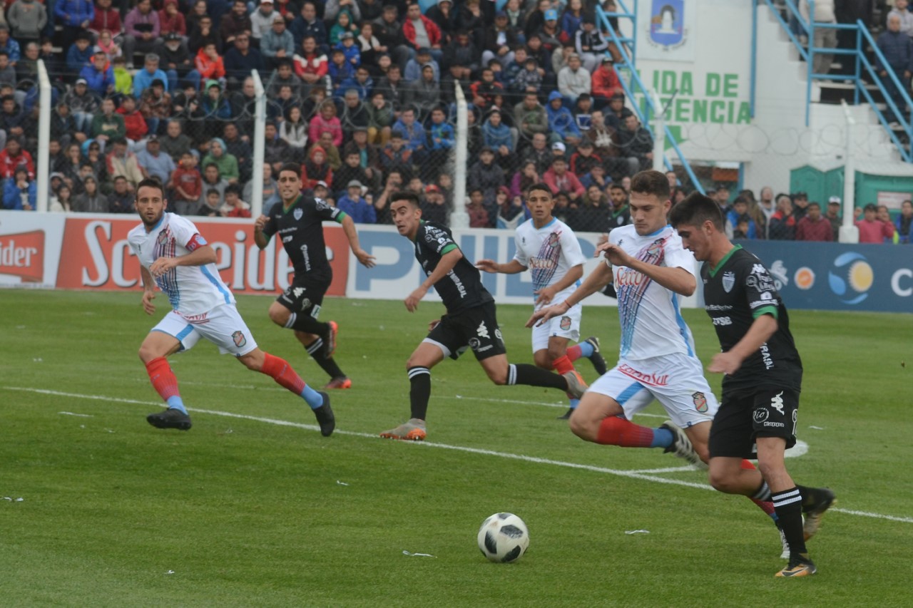Cipolletti jugó en dos ocasiones por Copa Argentina en el Coloso.