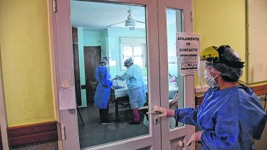 El principal objetivo del sistem sanitario es evitar que los pacientes ingresen a terapia intensiva porque la mayoría “muere”.  (foto: Florencia Salto) 
