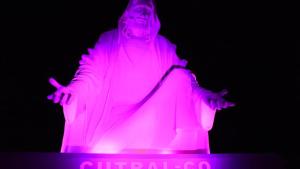 El monumento del Cristo en Cutral Co se iluminó de rosa