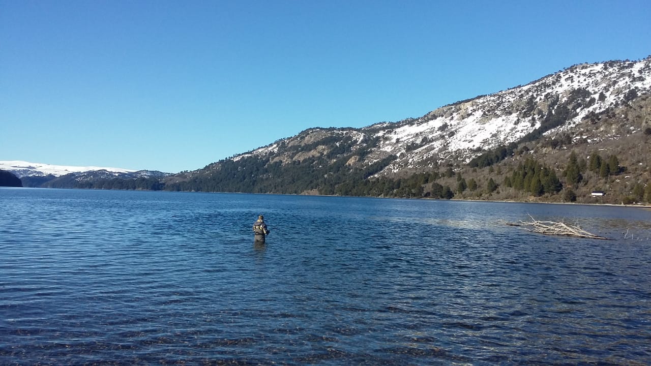 Pesca en Villa Pehuenia Moquehue, Neuquén. 