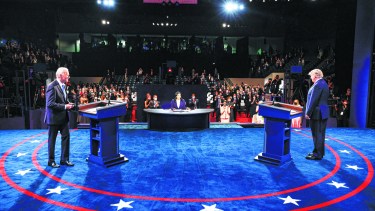 El presidente Donald Trump y el candidato presidencial demócrata y exvicepresidente Joe Biden participan en el último debate presidencial en la Universidad Belmont, el jueves 22 de octubre de 2020, en Nashville, Tennessee. (Jim Bourg/Pool via AP)