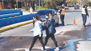 El gobierno autorizó a que las caminatas sean en duplas. Foto archivo. 