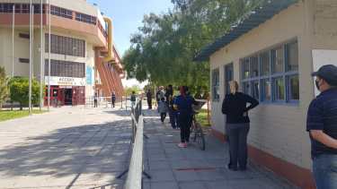 El hospital Heller habilitó su trailer de testeos en el Estadio Ruca Che.
