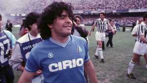 Nápoli, el primero que saludó a su ídolo Maradona