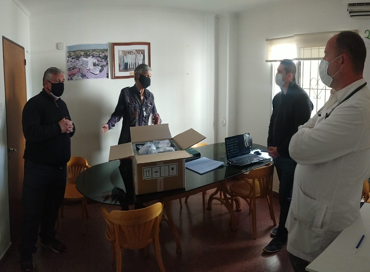Integrantes de la Fundación Fénix entregar equipos médicos a la Clínica Central. (Foto gentileza)