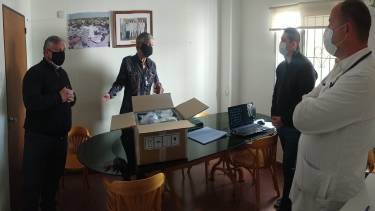 Integrantes de la Fundación Fénix entregar equipos médicos a la Clínica Central. (Foto gentileza)