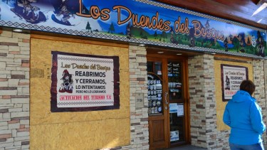 Una de las casas de artesanías y regionales que tiene varios locales en la ciudad dejó así sus vidrieras. Foto: Alfredo Leiva