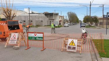 Trabajan sobre la bocacalle de Urquiza y Zatti en la capital rionegrina. Foto Gentileza
