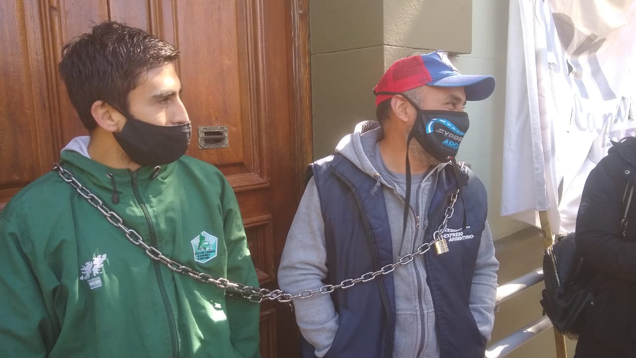 Trabajadores de Expreso Argentino reclaman ser reincorporados a sus puestos laborales. Foto: Gentileza