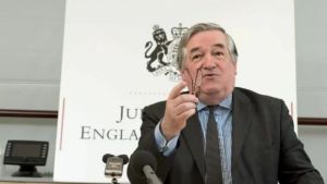 Denunció a sus padres y pidió a la Justicia que lo mantengan de por vida