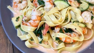Fettucine con crema de lima, zucchini y camarones