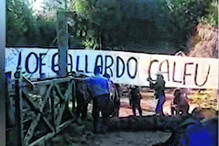 Un grupo de personas encapuchadas irrumpió el jueves por la mañana en el campo de la familia Soriani, en El Foyel, a unos 80 kilómetros de Bariloche.