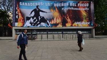 Activistas de la organización ambientalista Greenpeace realizaron esta mañana una intervención en la puerta del predio La Rural. Foto: Greenpeace. 