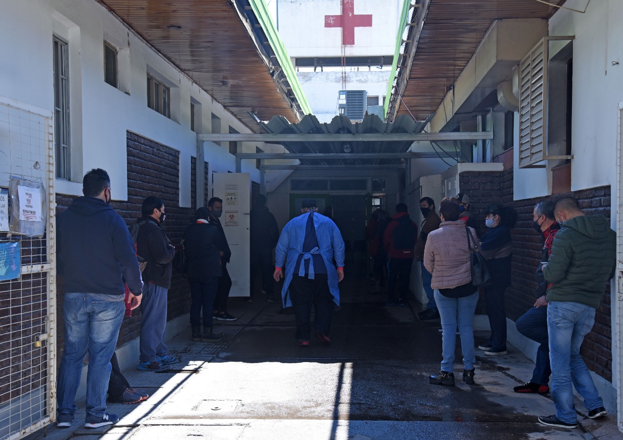Solo la guardia de los consultorios ubicados sobre calle Fernández Oro reciben alrededor de 100 consultas por día.  (foto: Florencia Salto)