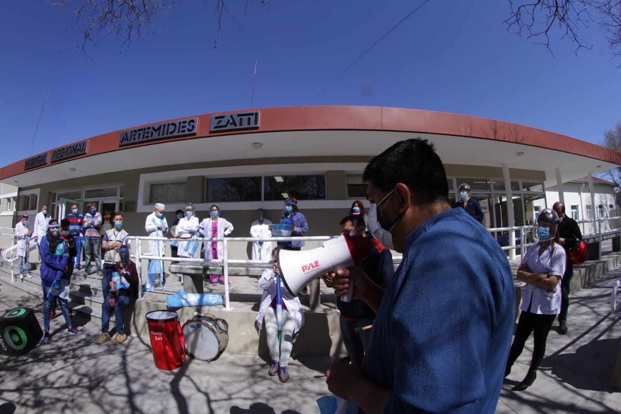 Los trabajadores se concentraron frente al hospital Zatti. Fotos: Pablo Leguizamón.