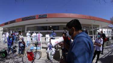 Los trabajadores se concentraron frente al hospital Zatti. Fotos: Pablo Leguizamón.