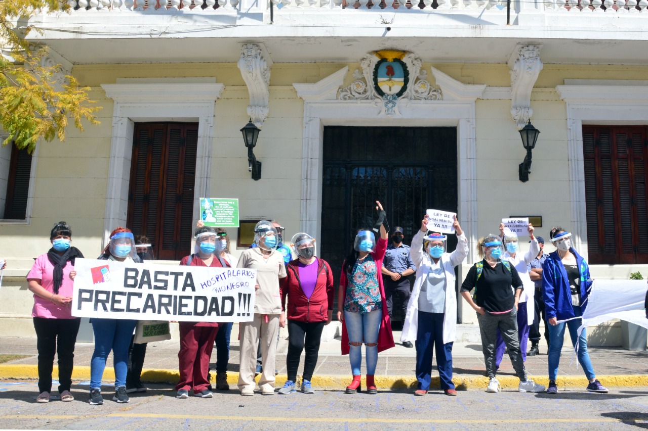 Hospitalarios del Zatti dan la espalda a la Casa de Gobierno. Foto. Marcelo Ochoa
