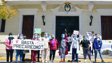 Hospitalarios del Zatti dan la espalda a la Casa de Gobierno. Foto. Marcelo Ochoa