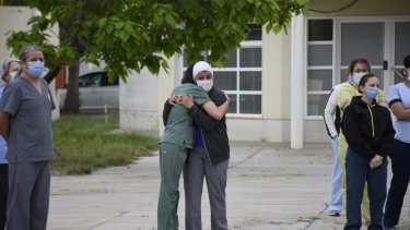Los compañeros de Ricardo le brindaron un homenaje en el ingreso al hospital (Florencia Salto) 
