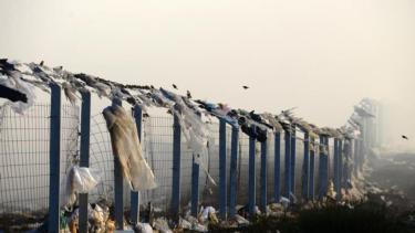 Varias dotaciones de bomberos trabajan en el predio para controlar el incendio. (Foto: archivo)