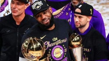 LeBron James con el trofeo de la NBA y el del MVP de las finales. 