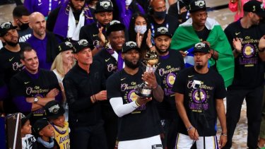 Los Lakers festejando el t+itulo y LeBron con el premio al MVP  de las finales de la NBA tras superar a Miami. 