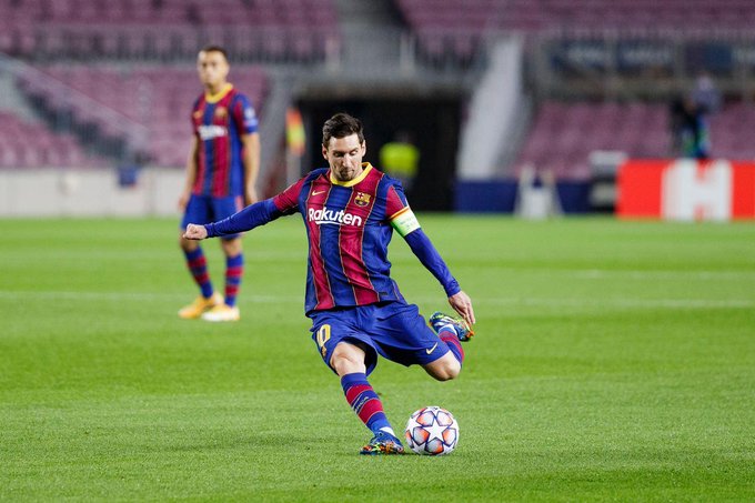 A Messi le hicieron la falta y el capitán puso al frente al Barcelona, que gana desde los 26' en el Camp Nou.