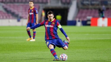 A Messi le hicieron la falta y el capitán puso al frente al Barcelona, que gana desde los 26' en el Camp Nou.