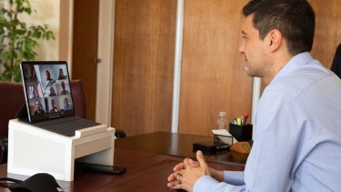 El vicegobernador Koopmann celebró el convenio que se realizó por videoconferencia. (Legislatura Neuquén)
