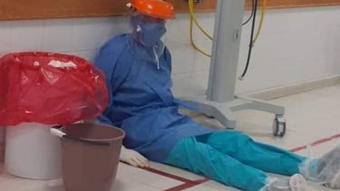 El reposo de un médico de Cutral Co, en su lucha contra el coronavirus. Foto: Facebook  Aldo Beitia