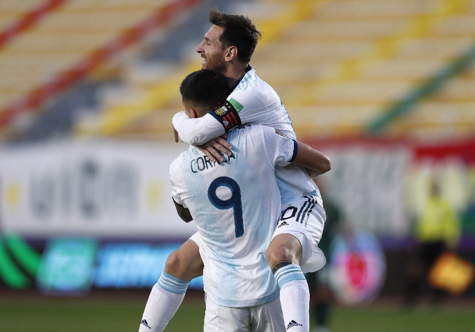 Lionel Messi festeja el gol de la victoria con Joaquín Correa. Argentina le ganó a Bolivia. 