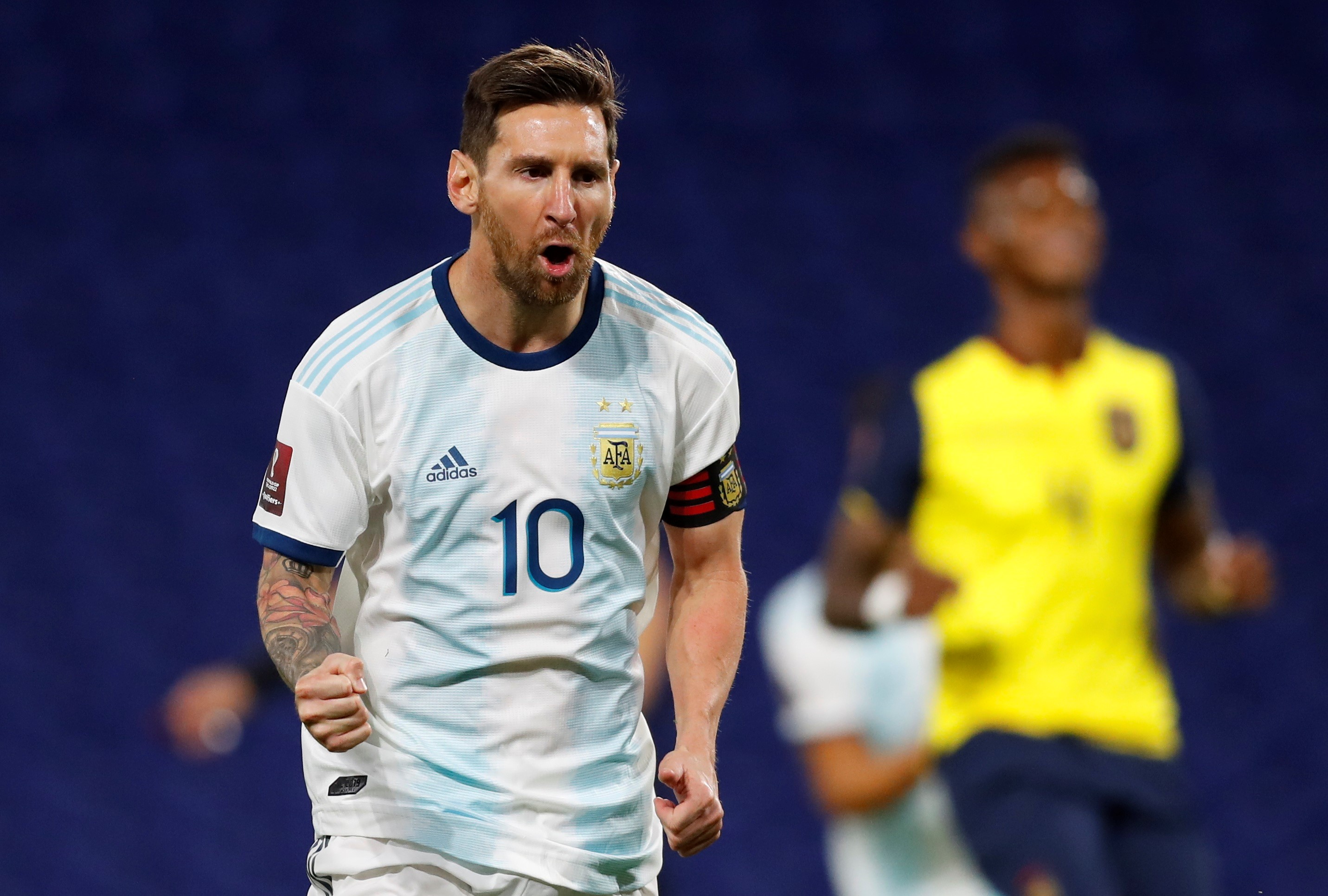 Lionel Messi anotó el primer gol de penal contra Ecuador y lo festejó así. 