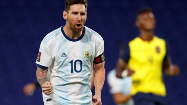 Lionel Messi anotó el primer gol de penal contra Ecuador y lo festejó así. 