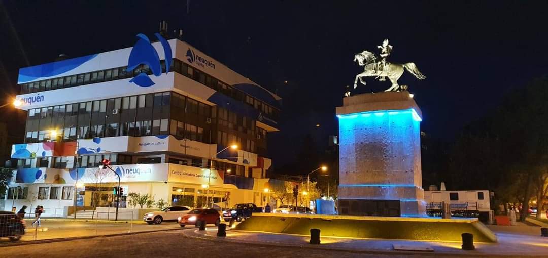 Los monumentos de Neuquén lucirán con un azul turquesa por el Día de la Dislexia Foto: Gentileza Agustín Pablo Orejas