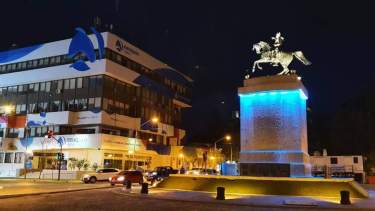 Los monumentos de Neuquén lucirán con un azul turquesa por el Día de la Dislexia Foto: Gentileza Agustín Pablo Orejas