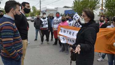 Con una manifestación en las puertas del municipio, pidieron la entrega de terrenos. (Foto Néstor Salas)