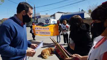 Referentes de organizaciones sociales entregaron un petitorio para pedir la cesión de tierras. (Foto Néstor Salas)