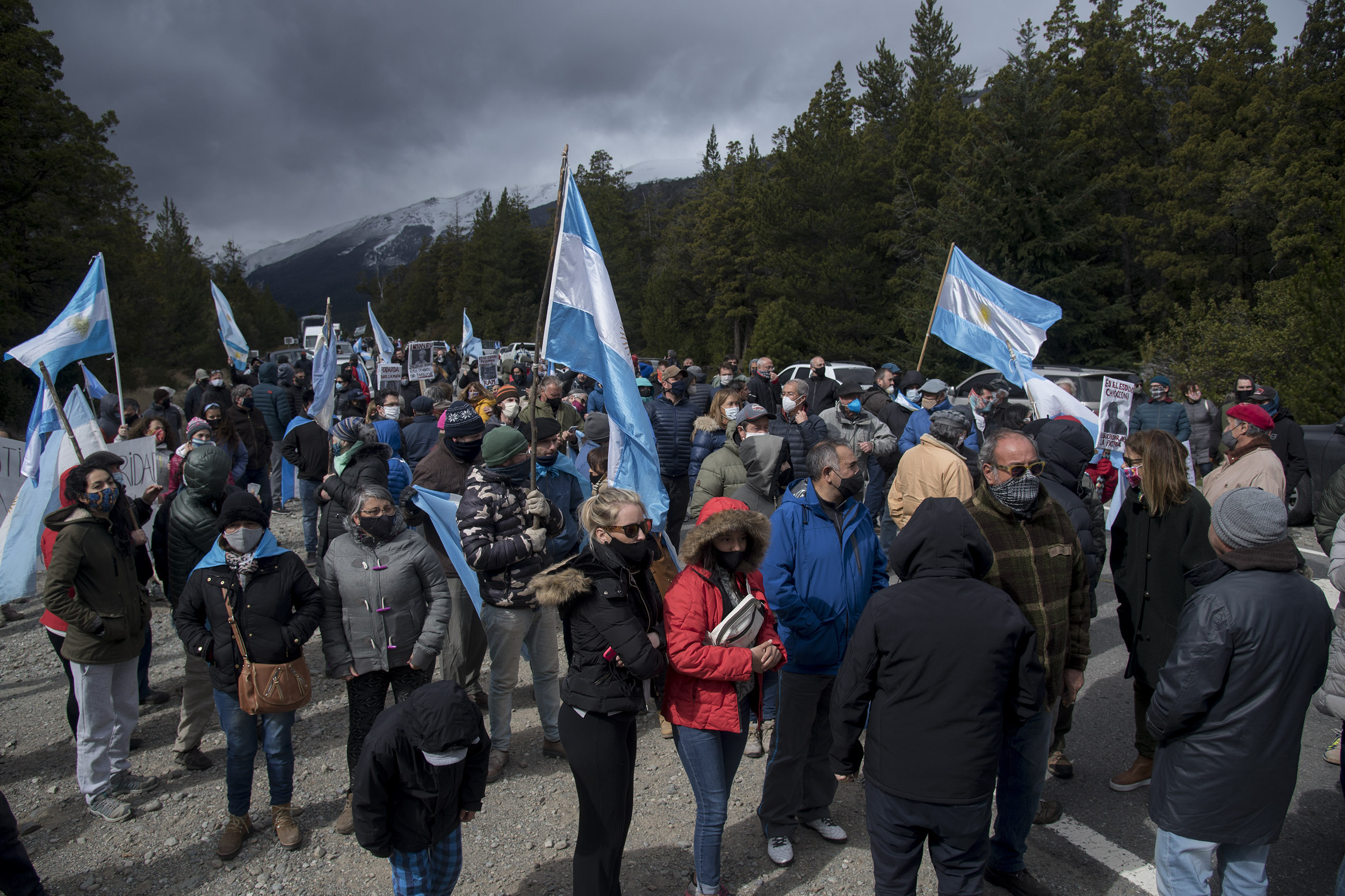 Varias personas llegaron esta tarde de sábado portando banderas argentinas hasta el punto en la ruta nacional 40 Sur, donde se hizo la manifestación. (foto Marcelo Martínez)